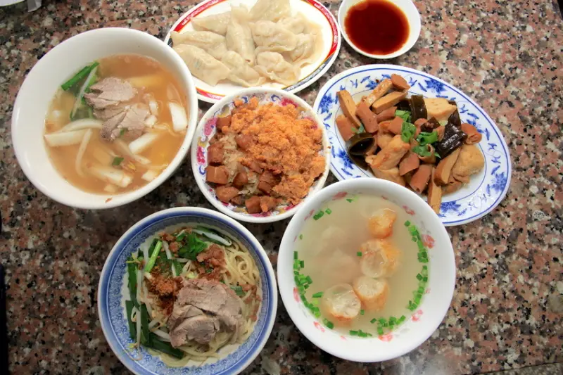 吃。台南|中西區。隱藏在巷弄美食。佛心來著平民小吃，值得樂天小高推薦「無名米糕」。