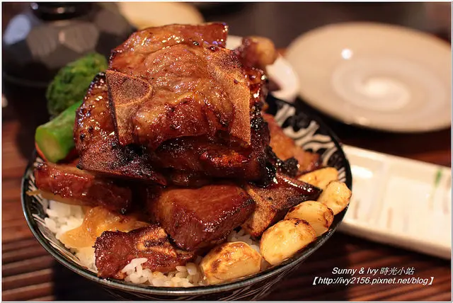 【台北中正食記】開丼燒肉vs丼飯（HOYIT 北車站店）。主菜滿到爆，就是要大口爽爽吃肉