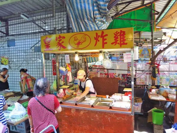 【中和美食】皇家炸雞-在地人推薦的市場裡炸雞