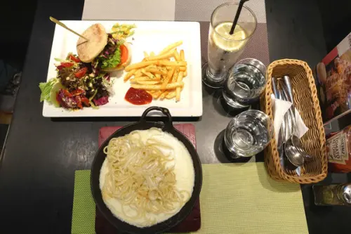 花畑牧場‧一睹冠軍起司三重麵的風采，北海道直送起司主題餐廳唷!!!