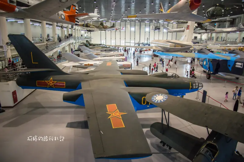 ｜高雄‧岡山｜航空教育展示館，亞洲首座懸吊國寶級戰機展示館，41架軍戰機等著你 - 阿婷的旅行札記。