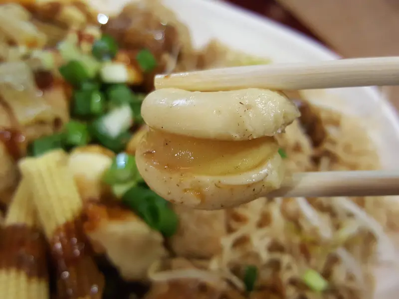 【食-基隆仁愛區】基隆周家大眾滷味(總店)★火鍋和滷味界中的黃色馬卡龍『蛋腸』☆只有在基隆才吃得到的蛋腸★宵夜