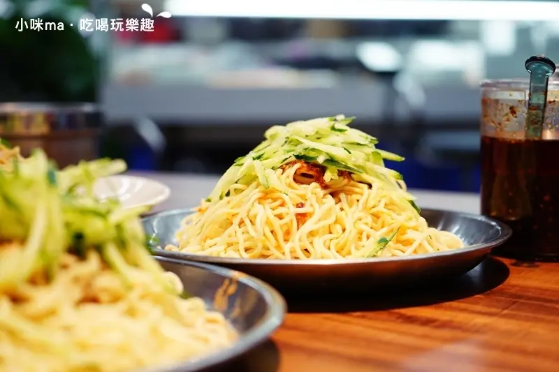 陸地涼麵 ▏光華商場、三創園區、台北中山區周邊的銅板小吃。緣自1958年的老兵配方 醬汁爽口、麵條Q。在通訊行裡面吃涼麵。捷運忠孝新生站