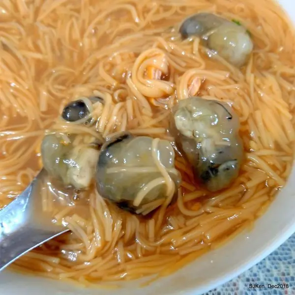 (台北板南線南港站周邊美食)「點新春蚵仔麵線」--- 33年老店，獨賣一味八方饕客來! 