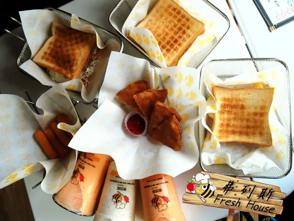 〖台中│美食〗弗列斯 Fresh House(台中公益店) ❤ 碳烤牛奶吐司，外酥內軟，香氣十足，夾入鹹食或甜食都好好味!!還有超厚切月亮蝦糖糖很也推唷~
