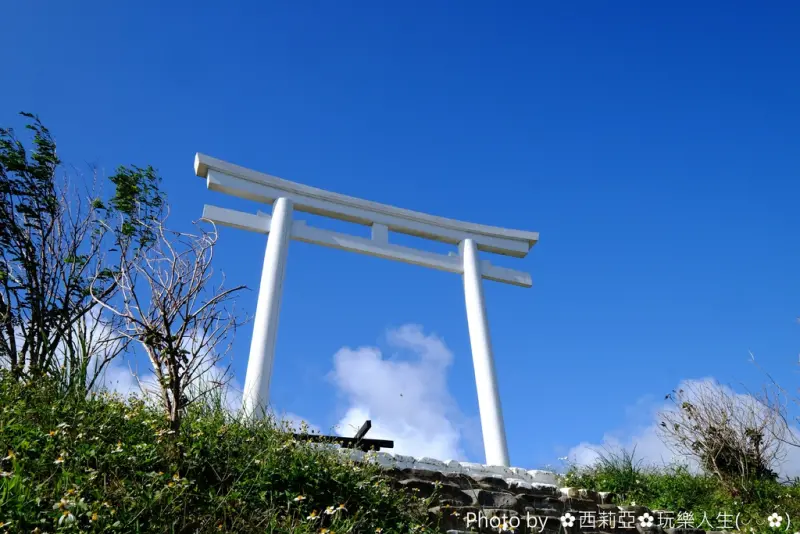 【屏東。牡丹鄉】美哉~眼前這一座夢幻純白色的日式鳥居，可讓我們誤以為來到日本，其實前往那國境之南的『高士神社』就可以探尋到囉。