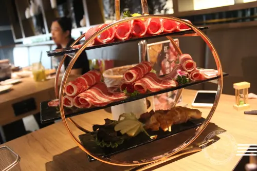 台中 西區。青森鍋物-高檔次鍋物海陸澎派饗宴|慢熬雞湯鍋底|雪花冰甜品