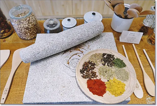 『台中。西區』 好好 Good days 昇平店｜輕食X早午餐X下午茶X晚餐X咖啡廳X藝空間 / 辛香料變成餐桌的主角，用舌尖味蕾的層次調出屬於自己的香料創意美味。隱藏在城區巷弄裡的老屋綠意新生 室內