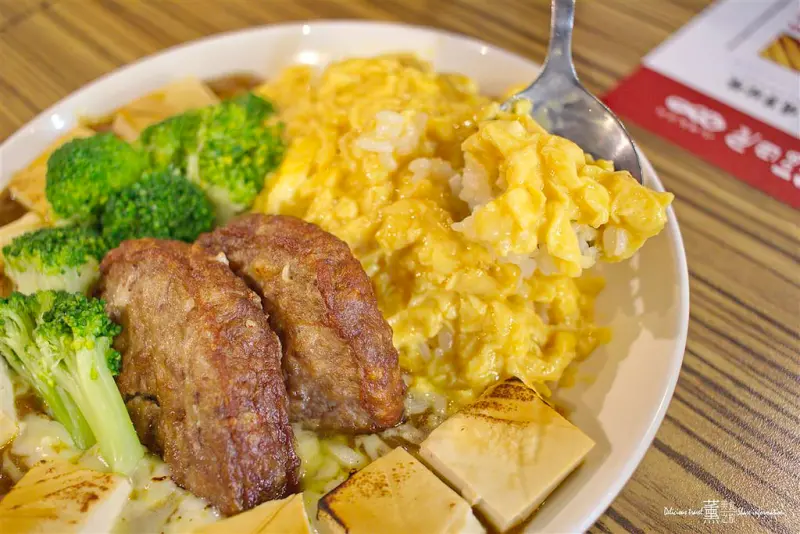 「台中南屯區」福田屋咖哩製造所-小資最愛的平價咖哩飯!主餐配菜自由搭!咖哩濃郁加滿滿蛋包飯配上鮮美多汁的漢堡肉或酥脆起司豬排,選搭泡麵新吃法!絕對讓你大滿足!