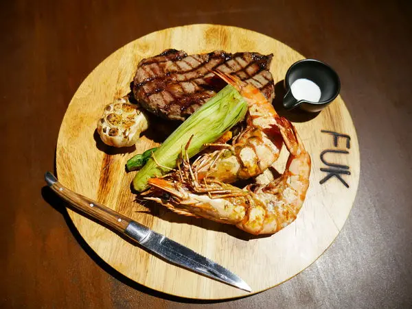 【棧 F-U Kitchen】捷運中山站/肋眼牛排與明蝦的夢幻組合，蝦夷蔥海膽酸辣麵讓人為之驚艷/寵物友善餐廳