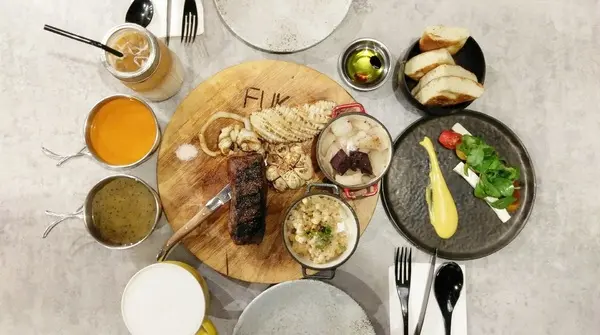 棧 F-U Kitchen FUK-中山站附近特色餐館  兼具美式、歐式、日式風格餐點  原木柴燒炭烤火熱熱  水管卡座最吸睛  可惜餐點與價格不能正比              