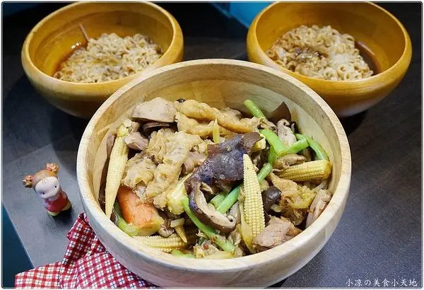 『台中。西屯區』你家我家滷味║逢甲夜市散步小吃，學生最愛平價滷味，高達88種以上食材任你挑，會失心瘋狂點，內用外帶都可以!