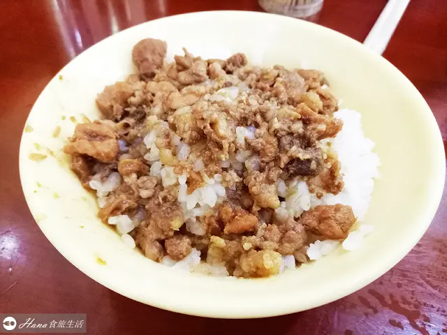 【台北大同】圓環三元號 | 瘦肉居多的香噴噴魯肉飯 醋蒜味十足的魚翅肉羹 老台北人的美食記憶
