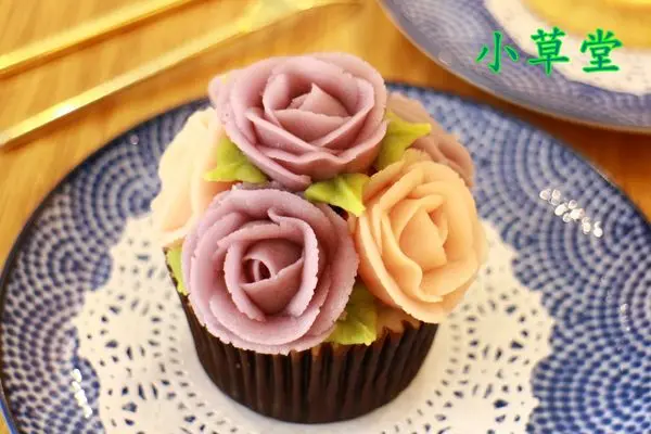 【食記】台南中西~小草堂‧little cottage‧美得像藝術品般的玫瑰豆乳霜杯子蛋糕‧美得令人屏息阿