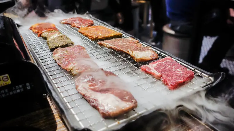 『魔王食記』台北松山 啾哇黑喲 我喜歡你 一起來吃八色烤肉趁機告白吧 南京復復興韓式料理推薦『內文有店家資訊』