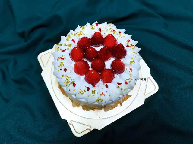 【台中 西區】甜忌廉甜點店 cream&sugar 🍰 可能是全台中最好吃的草莓鮮奶油蛋糕，高單價蛋糕，口味卻和價格不成對比啊！
