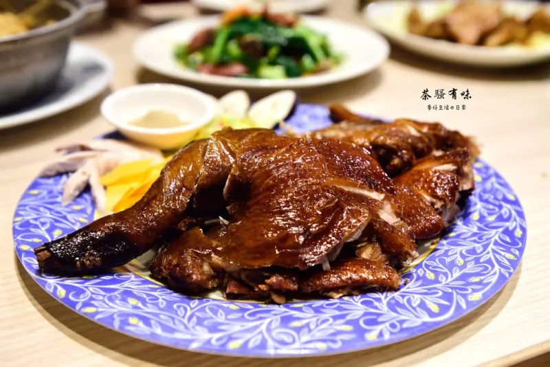 食-三重｜茶騷有味香港茶餐廳｜20年泡沫紅茶老店新開的港式料理｜必點招牌脆皮雞 雪菜肉絲炆米粉｜捷運三重站港式料理