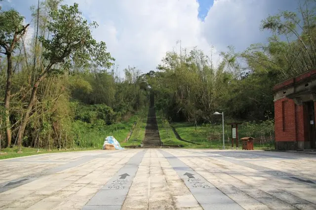 台南。山上。隱藏在山丘上的地下堡壘 / 原台南水道-淨水池區