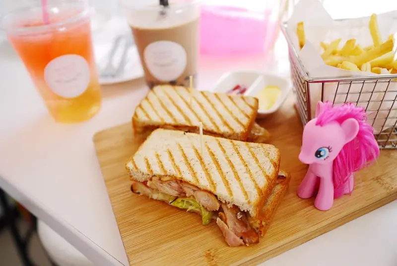 【新北】板橋 RainbowHoliday Caffè&Bar 少女心大爆發的超夢幻粉紅咖啡廳‧繽紛彩虹下午茶！