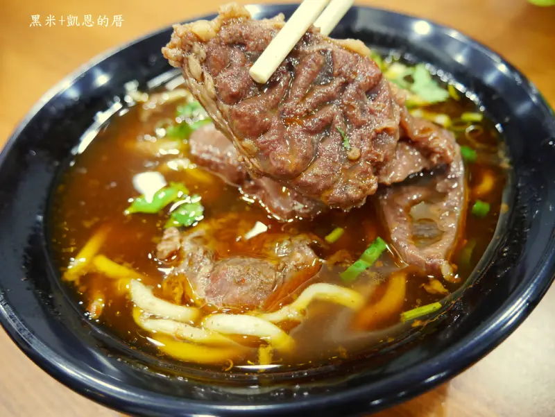 藍玲四川牛肉麵，每天40用斤的黃牛大骨熬出牛肉湯的靈魂，通化夜市旁的眷村味[捷運信義安和站]＠黑米+凱恩的厝