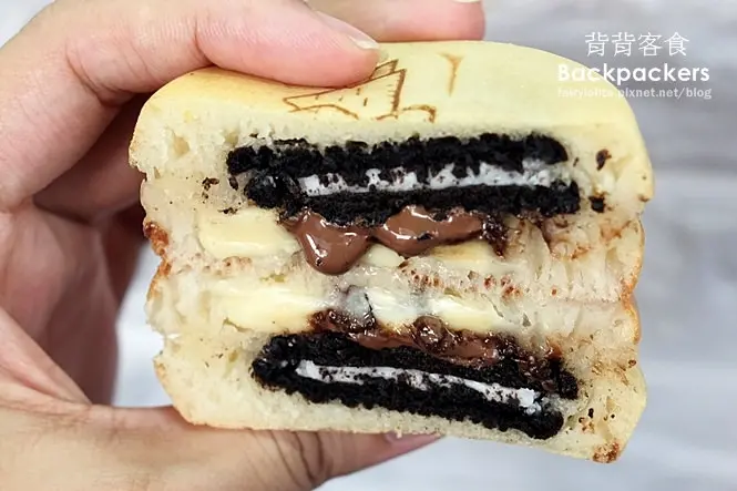 《三重♥食記》背背客食 Backpackers。把車輪餅變成異國料理，辣炒年糕、酸辣蟹腳、披薩、咖哩及熱狗，巔覆你傳統的想像力！