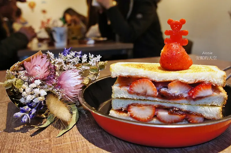 [三重早餐 餓店碳烤吐司] 華麗的吐司饗宴 少女心草莓吐司 要你飽到不要不要的大胃王肉蛋吐司 鹹食甜食都讓人驚豔 鄰近三重國小站