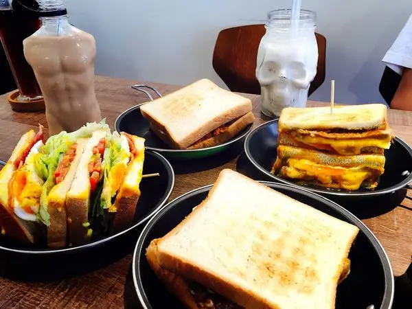 捷運三重國小站✿餓店碳烤吐司✿起司瀑布 小鮮肉奶茶 骷髏頭香蕉牛奶! 來份健康創意滿分的早餐吧 ! !