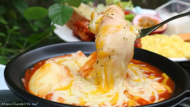 首爾的早晨│隱藏在巷弄裡的韓式早午餐，一早就能吃到韓式炸雞、辣炒年糕等，老闆是正港韓國歐爸！