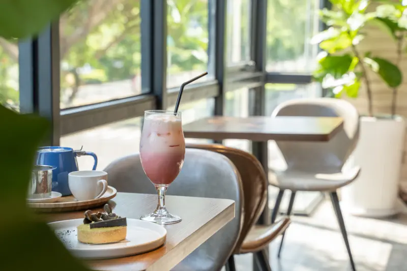 高雄，苓雅區 | 朵莉甜廚 Dolly sweet pâtissier 法式藍帶甜點專賣店 | 沿著甜點之路前行的人