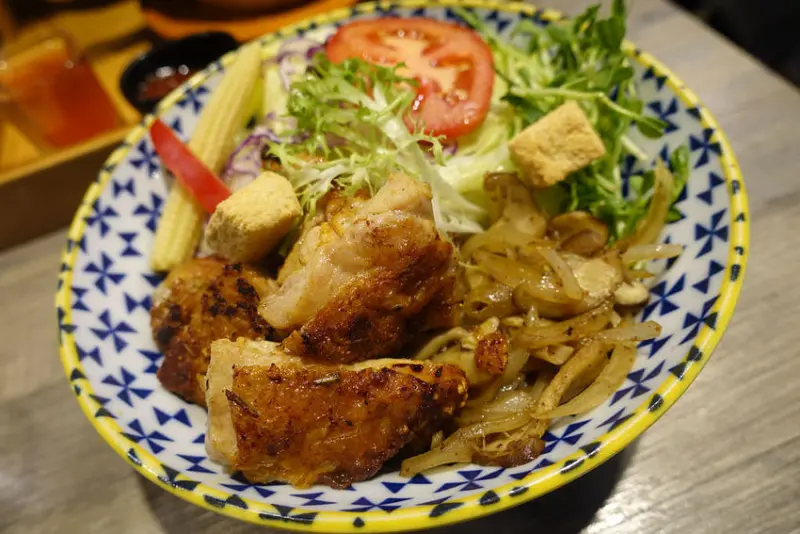 (胖樺食記)新北板橋超推餐廳「當樂咖啡」/大份量高CP值不收服務費/板橋車站商圈/雞腿排生菜沙拉/義大利麵燉飯早午餐/完整菜單