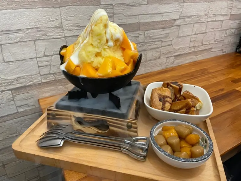 在冰店內也能吃拉麵？！視覺感衝擊的火鍋雪花冰就在這！