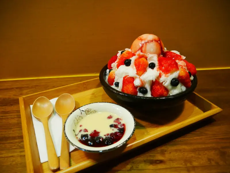 【Angelas日嚐】食尚玩家推薦超人氣冰菓室，逢甲夜市裡的良心事業，超大顆草莓與優格雪花冰，浩角翔起推薦冰品，【逢甲冰菓室】