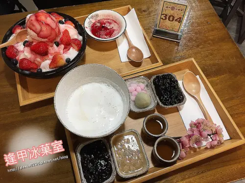 台中西屯區_ 逢甲冰菓室 食尚玩家推薦，復古風味冰果室 ，冬季限定的莓果樂園，讓你草莓少女心大爆發