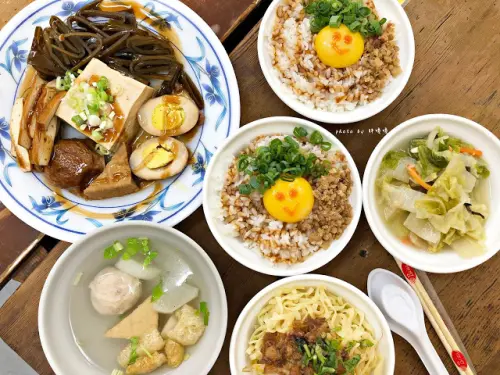 【台中 沙鹿】拉仔麵🌝在小學教室內享用微笑樂見豬油拌飯，新潮外觀下蘊含著濃濃古早味，各大社群又是一波瘋狂洗版！
