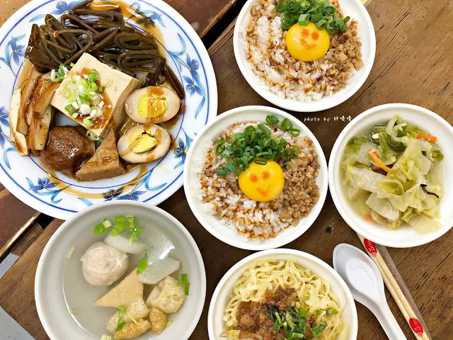 【台中 沙鹿】拉仔麵🌝在小學教室內享用微笑樂見豬油拌飯，新潮外觀下蘊含著濃濃古早味，各大社群又是一波瘋狂洗版！
