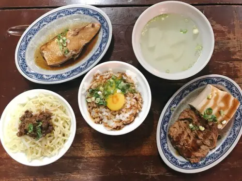 【台中沙鹿美食】拉仔麵。月見豬油飯復古帶創意 銅板美味小吃～