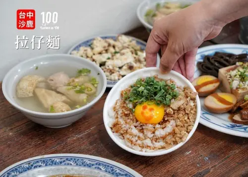 【台中沙鹿】拉仔麵｜小吃注新意！課桌椅變餐桌椅，還有療癒微笑月見豬油拌飯！