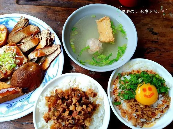 【台中】沙鹿拉仔麵★國小教室懷舊風格★療癒微笑月見豬油飯★吃出古早味★滷味拼盤價格親民豐盛又好吃