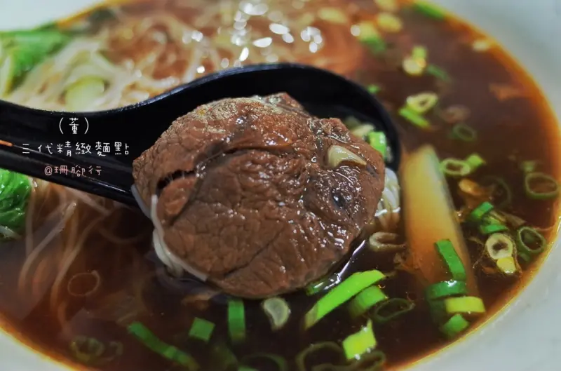 【高雄中式料理】董 三代精緻麵點．在地人的隱藏版排隊美食－清燉牛肉麵、紅燒牛肉米線、蔥油餅｜高雄市 / 楠梓區 / 高雄大學