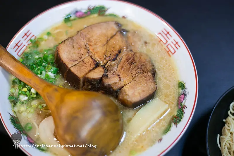 大口吃肉超爽快!!超厚叉燒的豚骨拉麵。旭一拉麵