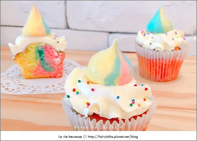 《桃園中壢♥食記》Sieg Cafe。七月份限定cupcake，可愛迷你獨角獸，閃耀著少女心的彩虹顏色！