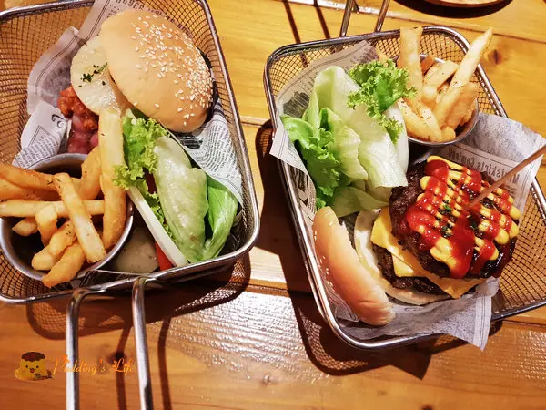 【新竹美食】北區-城隍廟附近美式餐廳《哇靠炭火牛排漢堡 plus 廟口店》~炭烤牛肉料理