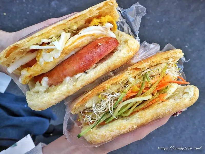 台中必吃燒餅！一開賣就大排長龍，厚實酥脆，餡料大爆滿，一出爐就搶光，晚來吃不到！