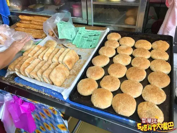 台中大甲美食早餐》大甲城燒餅菜單價位大公開！真材實料飄香40年的創意巷弄美食~台中大甲鎮瀾宮必吃美食小吃餐廳推薦。