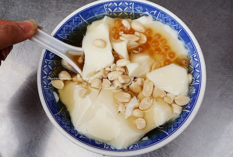 【台中大甲】無名豆花攤-四十幾年老店.第一市場旁.涼麵.冷熱豆花.早上六點就開賣了耶.大甲城燒餅店前.郵局斜對面