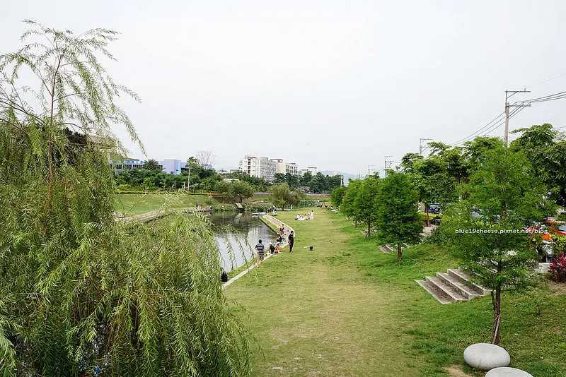 【台中大里】興大康橋水岸公園-休閒河川.假日親子遊散步野餐拍照親水景點.傍晚有夕陽可拍.晚上有燈光秀.輕艇協會訓練基地.假日好多人釣魚.中興大學體育場後方旱溪