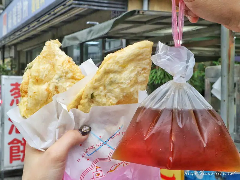這間蔥油餅加蛋只要20元！重點還送你古早味紅茶不用錢，老闆也太佛心～