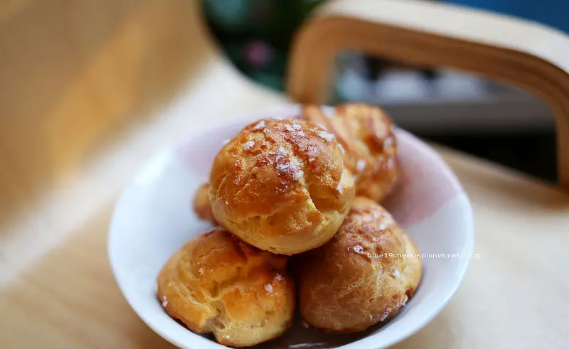 【台中大甲】小夏蕾法式手感烘培Le Petit Chalet-裝潢法國鄉村風.建議先預訂比較吃的到自己想吃的.老闆娘做給心愛的三個男人吃的麵包.推招牌甜點法國珍珠糖粒泡芙和法國牛奶麵包.小熊的森林診所