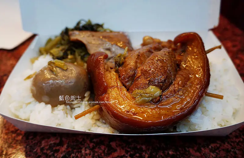 【台中全區】金總立吞焢肉-入味肥腿庫肉.加上酸菜和豆干真對味.烏日火紅控肉飯.賣完就收攤囉!要吃早點去排隊.網路有名的到處趴趴走的金總號控肉車