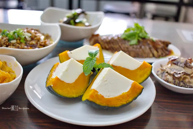 「台中大里」炒菜大衛牛肉麵-煙香魔爪麵烤豬肋允指回味!番茄牛肉麵肉厚湯濃!厲害的小菜大驚豔!真功夫藏在小菜裡!茄汁秋刀魚,黃金泡菜一試成主顧!必點限量南瓜奶酪晚來吃不到!低調價位高調美味!